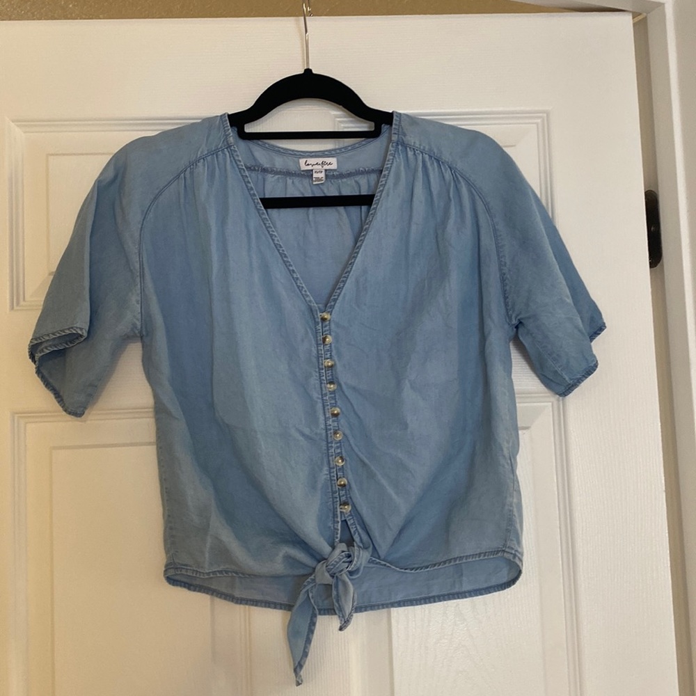 Cute, denim tie up shirt with buttons